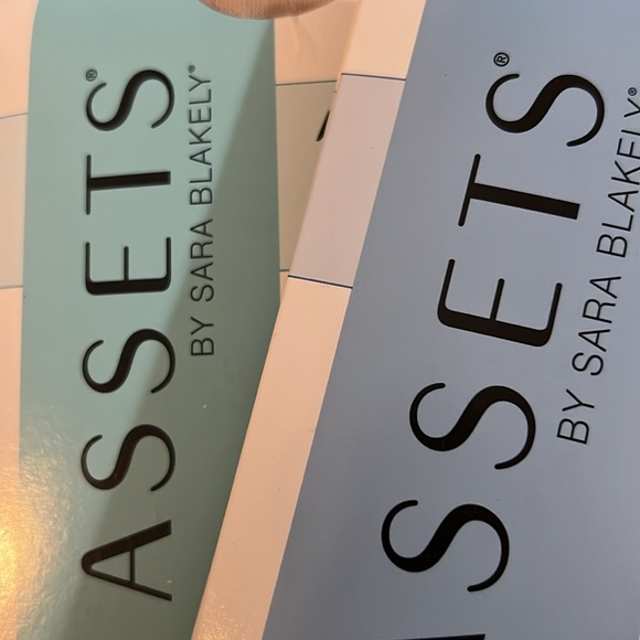 2 Pairs of Assets by Spanx. Nude Size 1

Walgreens prices 4 Spanx Pantyhose!! - Picture 3 of 4